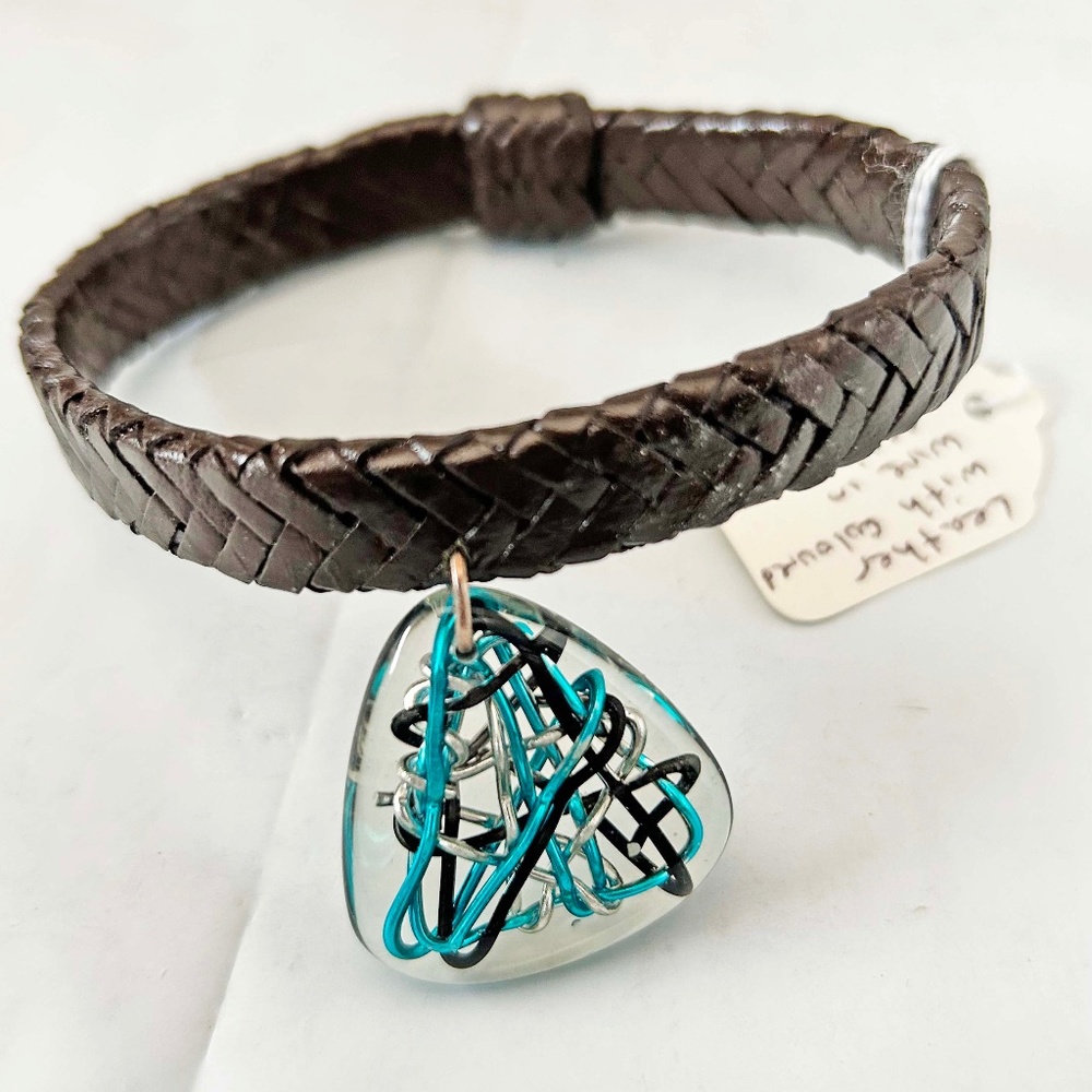 BRACELET, BRAIDED LEATHER, RESIN TRIANGLE WITH BLUE, SILVER & BROWN WIRES, TAG